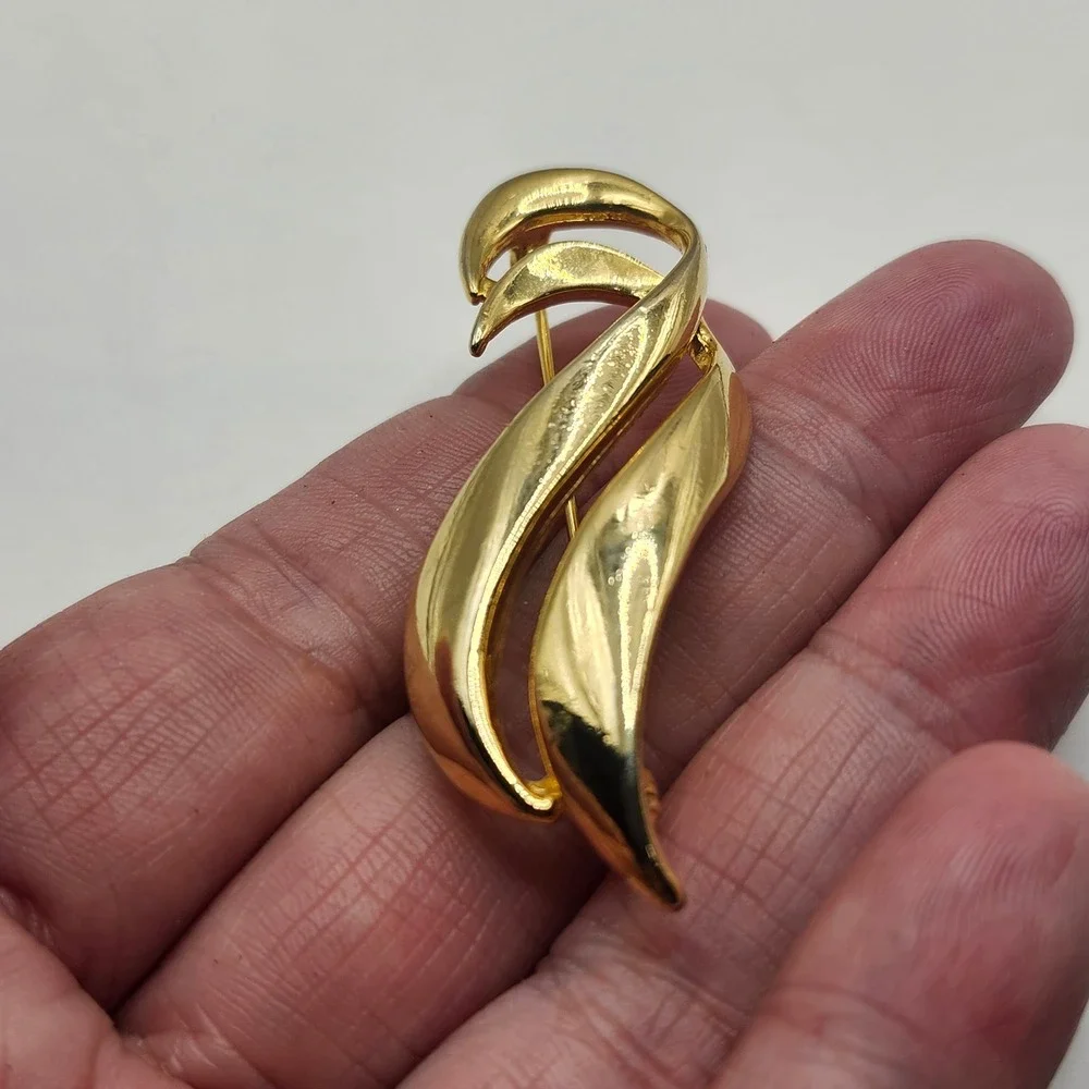 Vintage Gold‎ Tone Abstract Swirl Leaf Brooch Pin Polished Finish 2.5 Inch